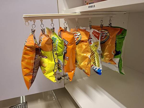 零食收納櫃改造（窗簾軌道+抽屜滑軌）