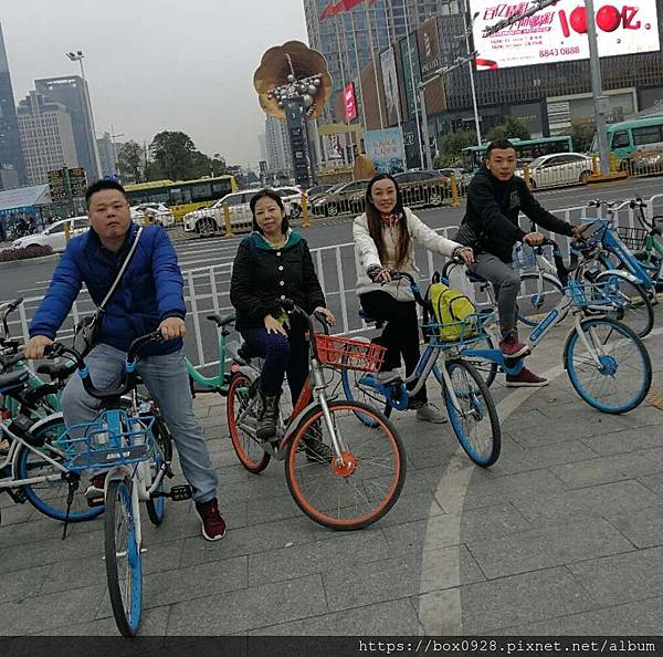 4人騎共享單車.jpg