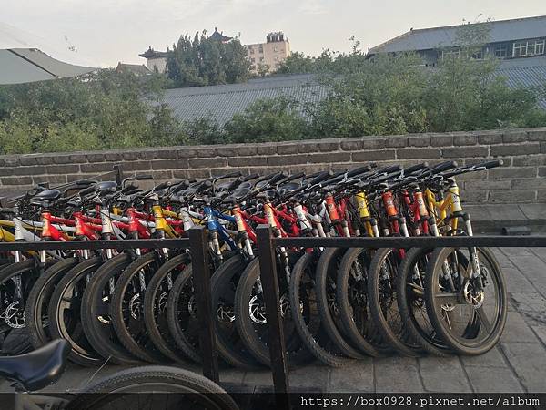 西安城牆一堆腳踏車.jpg