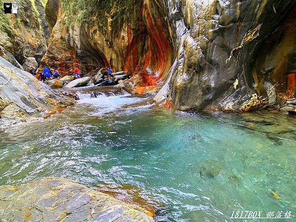 屏東霧台|哈尤溪溫泉:特殊七彩岩壁與枯水期限定的秘境,大武部落哈尤溪探索遊程之旅 屏東霧台,哈尤溪溫泉,七彩岩壁,大武部落,雲豹之湯,季節限定,四驅車,屏東,霧台,民宿,部落,屏東景點,屏東秘境,霧台景點,秘境