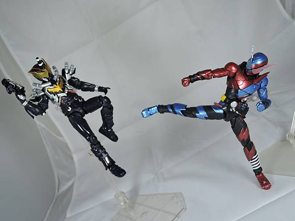 SHF 仮面ライダービルド ラビットタンクフォーム (22).JPG