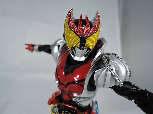 SHF 仮面ライダーキバ (7).JPG