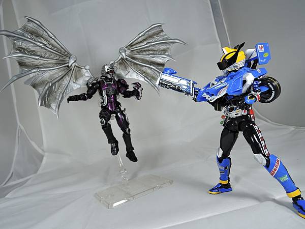 SHF 仮面ライダーマッハ (72).JPG