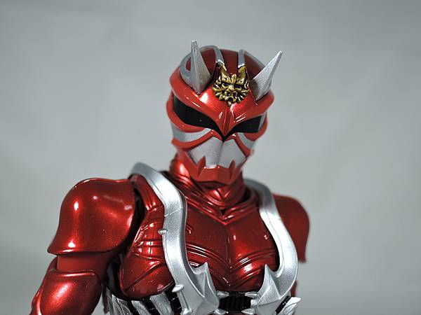 SHF 仮面ライダー響鬼紅＆装甲響鬼 (6).JPG