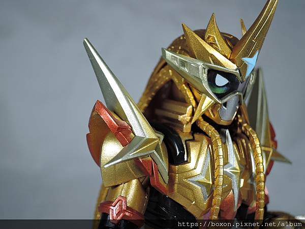 SHF 仮面ライダーエクゼイド ムテキゲーマー (8).JPG