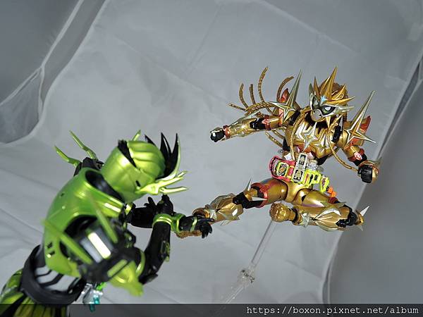 SHF 仮面ライダーエクゼイド ムテキゲーマー (52).JPG