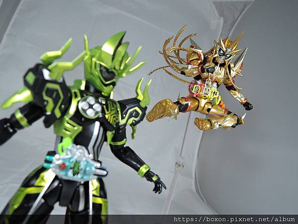 SHF 仮面ライダーエクゼイド ムテキゲーマー (63).JPG