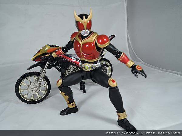 SHF 仮面ライダークウガ ライジングマイティ&アメイジングマイティ (4).JPG