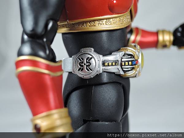 SHF 仮面ライダークウガ ライジングマイティ%26;アメイジングマイティ (32).JPG