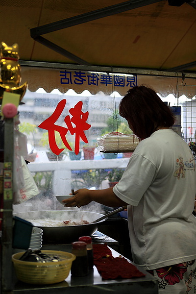 點餐後舀米粉後