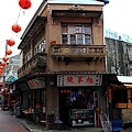 店外觀，旭峰號旁.JPG