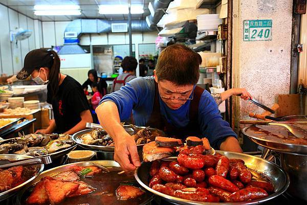 老闆整理攤位上的食材.JPG