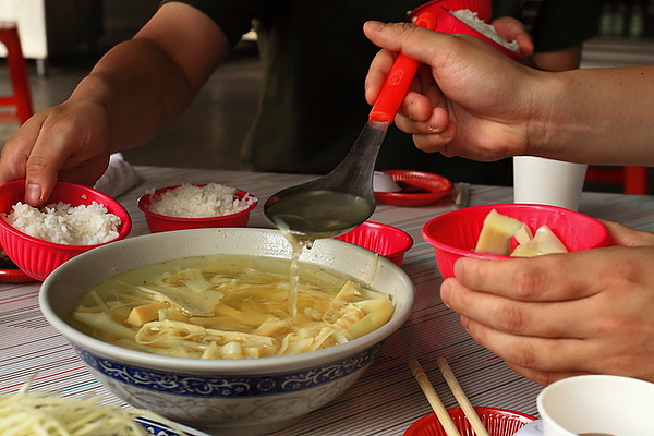 筍湯與白飯，都是免費