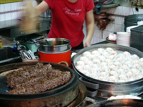 蝦仁肉圓則是用白鐵蒸籠