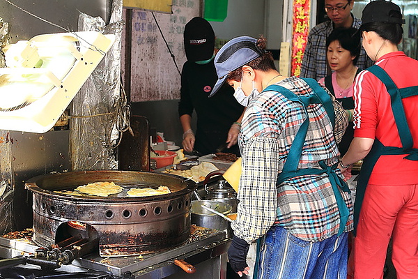 店家工作人員會分工合作，只是走道真的很小