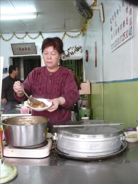 老闆娘在舀醬油膏