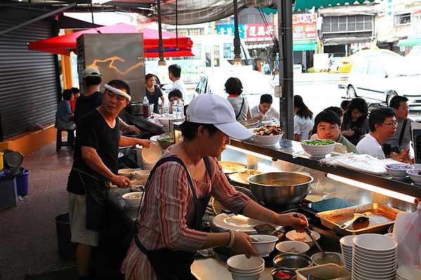 料理櫃檯，不過只有老爸張春堂綁白毛巾