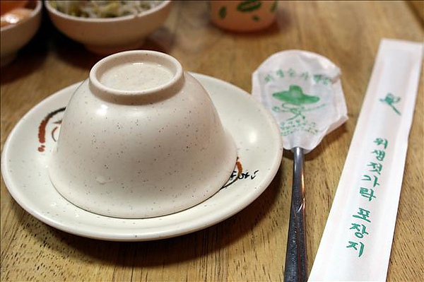 餐盤及銀筷、湯匙
