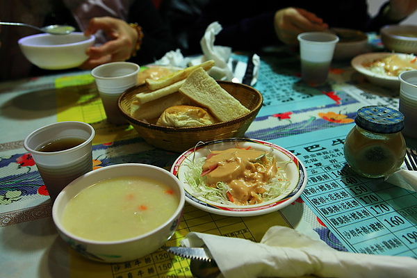 濃湯、沙拉及麵包，可續