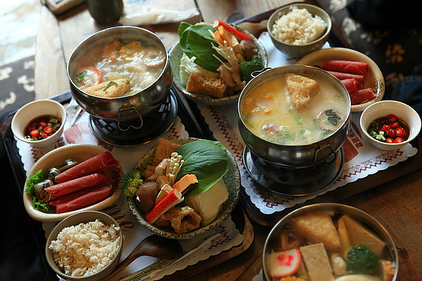 午餐，味噌豬肉火鍋及奶香味噌豬肉火鍋