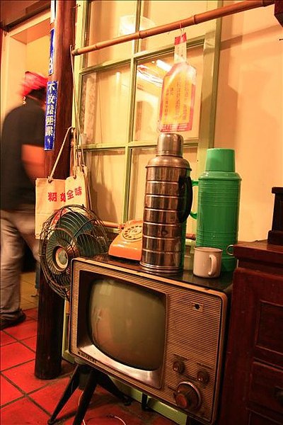 舊式電視機及熱水壺
