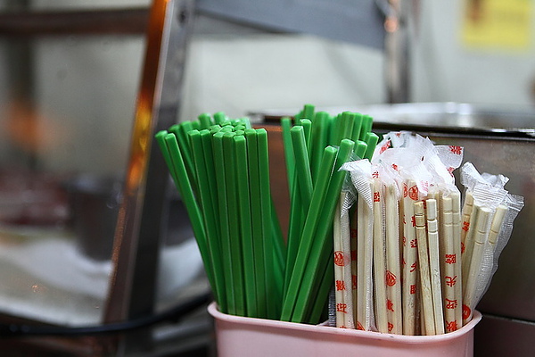 可選免洗筷或美耐器材筷