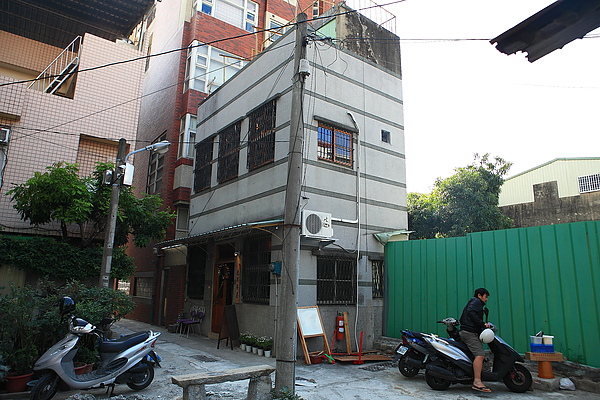 台南 鹿早茶屋 這裡是衛民街70巷 左方走出去是衛民街 右方走出去是西華南街 Jpg 倫敦男孩 痞客邦