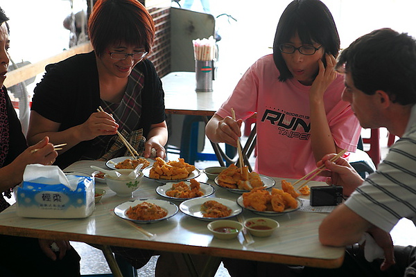 點了滿滿一桌的遊客