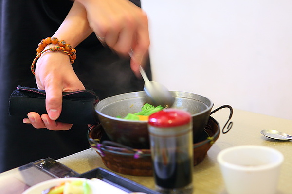 工作人員幫忙拌飯