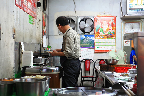 老闆，盛飯中