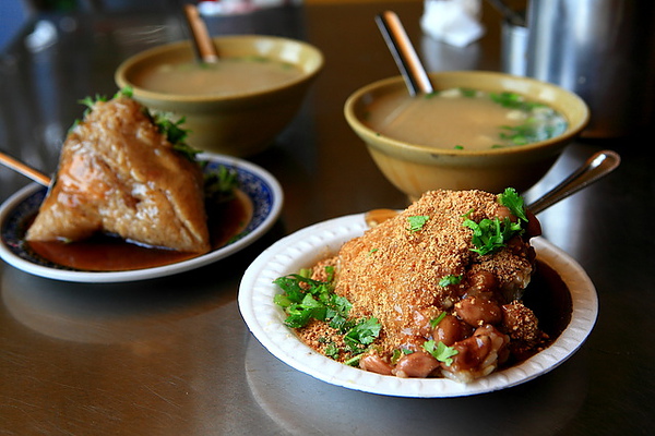 早餐，菜、肉粽及味噌湯