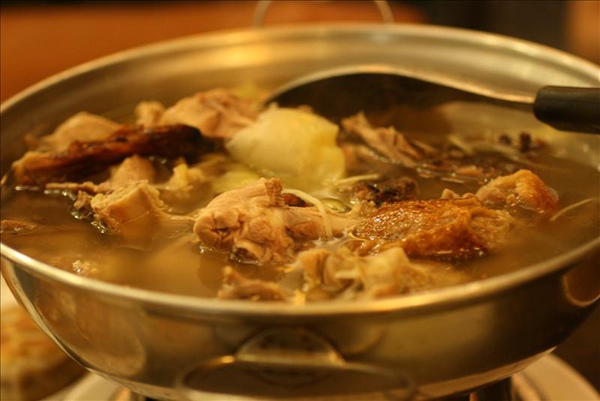 北平烤鴨二吃：鴨架骨煮酸菜湯