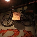 牆上的阿公腳踏車