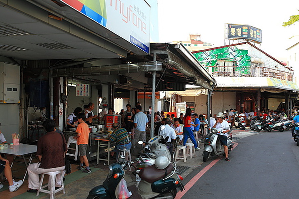 站在路口拍過去，人潮聚在羊肉店及鹹粥兩家