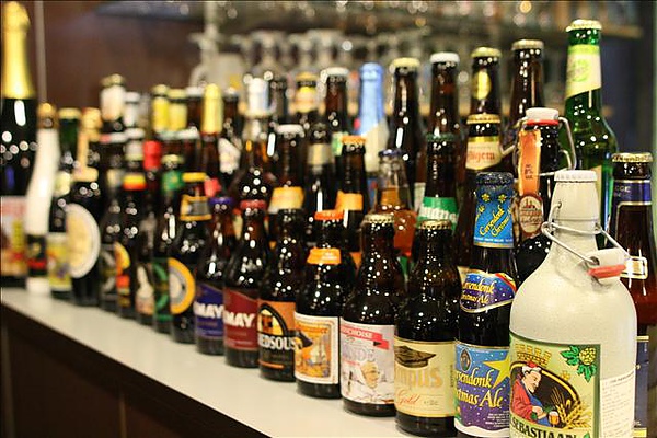 櫃檯上的各國進口啤酒瓶