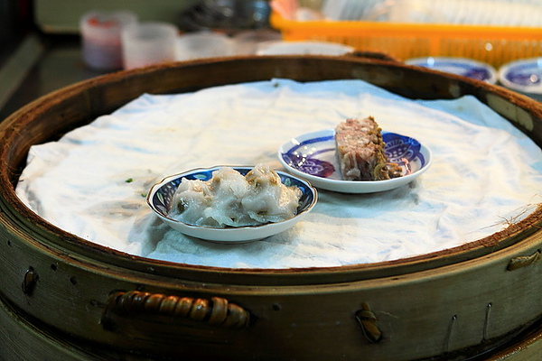 從蒸籠裡取出的蝦仁肉圓與芋粿