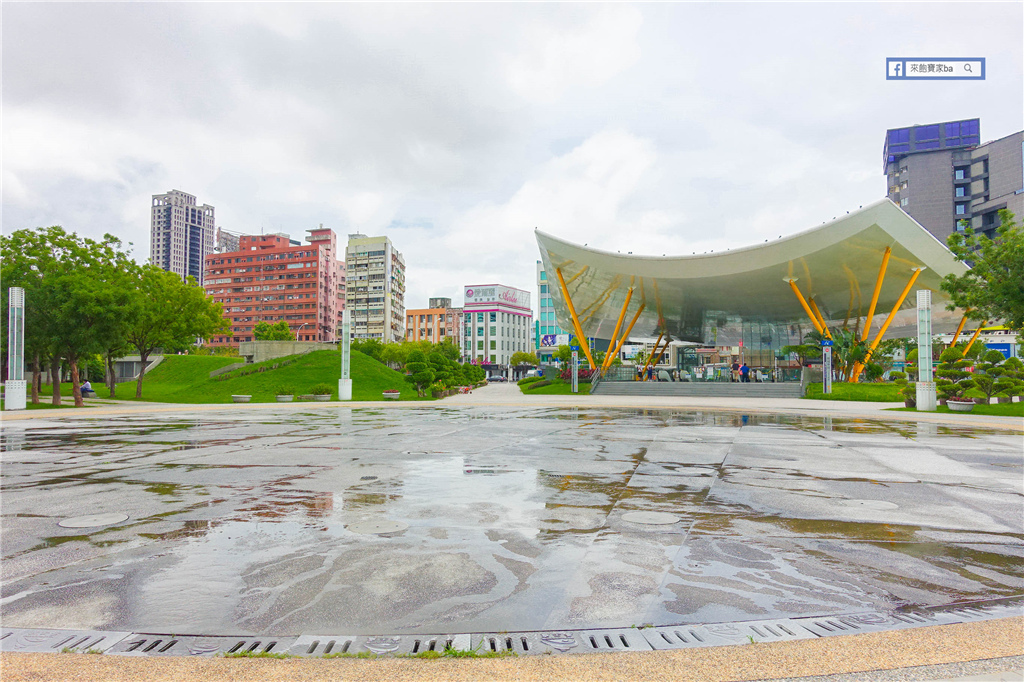 中央公園 高雄玩水景點 免費玩水公園 噴水池 綠籬迷宮 餵鴿子與野餐 來飽寶家ba 痞客邦