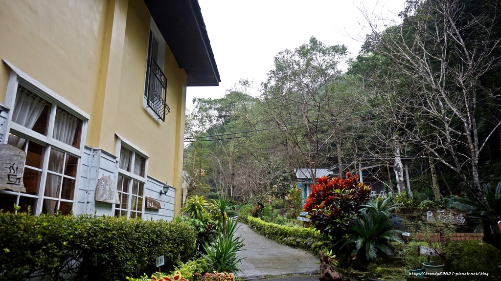 苗栗 栗田庄渡假莊園 新露營區新衛浴設備 苗栗南庄的後花園 森林 溪水 螢火蟲民宿露營渡假去 妞妞幸福花園 痞客邦