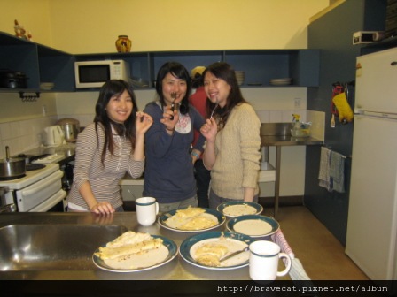 IMG_3124 Bakers Lodge-大家一起來Getting Fat吧,今晚的主題式蛋餅之夜,感謝Sherry的愛心.因為Sherry這幾天生病,我們熬粥給她喝,她為了謝謝我們所以作好吃的蛋餅給我們當消夜.Selina & Youjin & Me.JPG