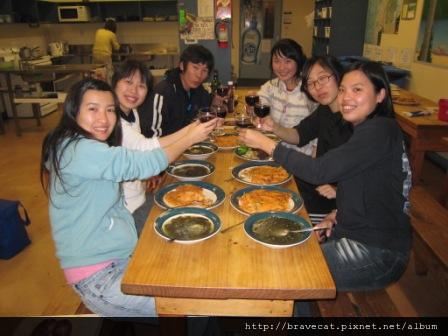 IMG_3498 Bakers Lodge-高麗煎餅Party開動囉. Selina & Me & 韓國男 & Youjin & Seah & Selina.JPG