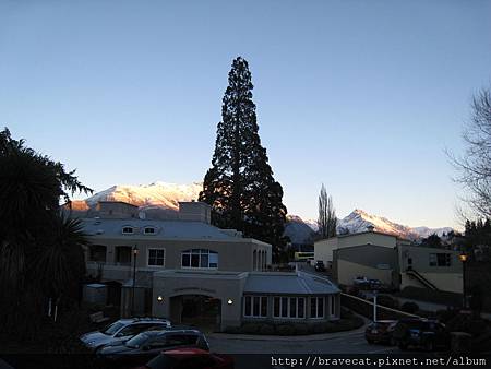 IMG_1844 Queenstown libary,坐落在我換宿的Aspen Lodge前,我喜歡在這裡坐坐,享受寧靜.JPG IMG_1844 Queenstown libary,坐落在我換宿的Aspen Lodge前,我喜歡在這裡坐坐,享受寧靜.JPG