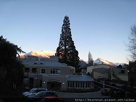 IMG_1844 Queenstown libary，坐落在我換宿的Aspen Lodge前，我喜歡在這裡坐坐，享受寧靜.JPG