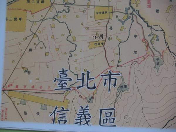這一切都歸功於該里里長楊玉堂里長對於里民肯服務,對里上服務抱持相當大的熱忱。而且楊玉堂里長還是台北市信義區里長聯誼會長。常言道:里長是人民的保母。由此可看出,社區營造在里長領導與功能是該里成敗一個重要因素。總結:信義區廣居里是台北市信義區面積第三大里,是台北市信義區地理位置核心區域。小編覺得經由社區走讀由微旅行中,探索大家生活中的生活大小事與你所不知道人事物。台灣有三百六十五個行政區,你所居住地方應該都有許多你我所不知道的人事物。你是否和小編覺得原來生活中就是有許多人文下值得你來探索呢??
