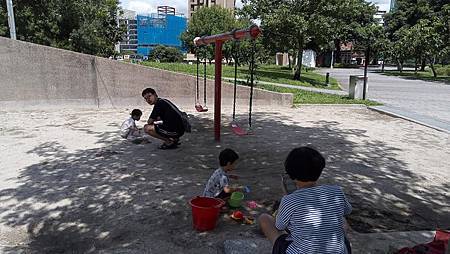 [台北旅遊]明亮美麗環境的明美公園 ，適合曬小孩與毛小孩溜狗