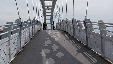 ［桃園旅遊]永安漁港觀海橋結合藍衫與灰白色等元素，劃成一道對