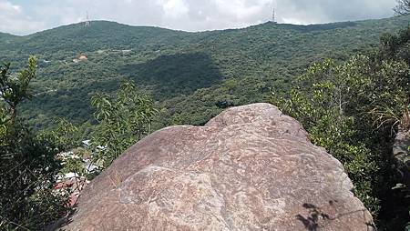 [台北旅遊]內湖區六座連峰O型連走，在看大型天然壁石之天然奇