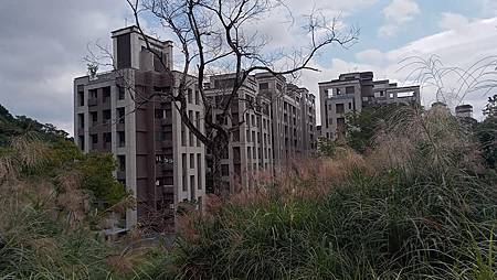 [台北旅遊]從墳墓地到文山森林公園，台北市最常溜滑梯與攀岩場