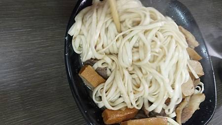 [台北美食]中國文化大學校園人氣很夯的牛肉拌麵、各家媒體報導