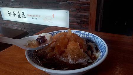 [宜蘭美食]連鎖三店的和平豆花，羅東本鋪整體配色一致、木質設