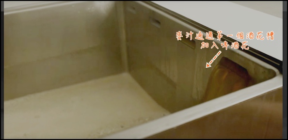 麥汁煮沸後,投入第一個酒花.JPG 麥汁煮沸後,投入第一個酒花.JPG